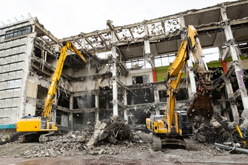 パワーショベルによるビル解体工事現場