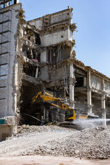 Fototapeta na wymiar パワーショベルによるビル解体工事現場