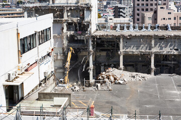 パワーショベルによるビル解体工事現場