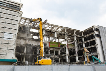 パワーショベルによるビル解体工事現場