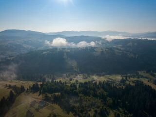 Obraz premium Ukrainian Carpathians mountains on a summer morning. Aerial drone view.