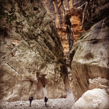 Trekking en la Gola di Gorropu. Concepto de inmensidad.