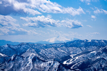 さわやかな空と雪に覆われた山脈