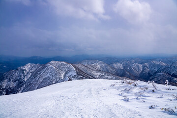 Fototapeta na wymiar 山岳風景　雪に覆われた山脈