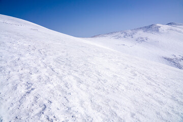 雪に覆われた山肌