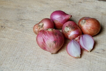 red and white onions from agriculture in the fields