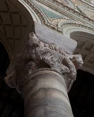 Colonna con intarsi e volta di cattedrale bizantina in marmo