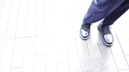 革靴を履いた男性の足元
