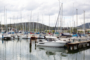 Obraz premium Yachts moored on the Derwent river at the Bellerive Yacht Club
