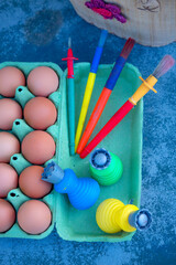 Preparation of Easter decorations, eggs to paint/Pr&eacute;paration des d&eacute;corations de P&acirc;ques, oeufs &agrave; peindre