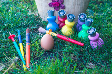 Preparation of Easter decorations, eggs to paint/Préparation des décorations de Pâques, oeufs à...