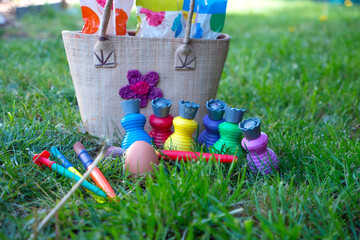 Preparation of Easter decorations, eggs to paint/Préparation des décorations de Pâques, oeufs à peindre
