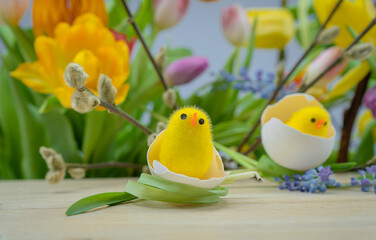 Wielkanocna kartka z wiosennymi kwiatami, kurczakami.
