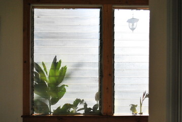 部屋の中から見る窓からの光