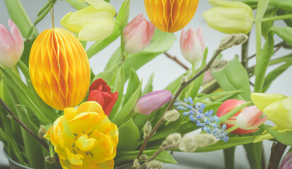 Wielkanocna kartka z wiosennymi kwiatami, gałązkami, jajkami.