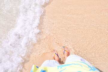 足先から夏の海を感じる