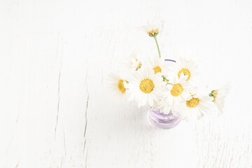 Obraz premium beautiful white daisy flower bouquets in a vase on wooden table