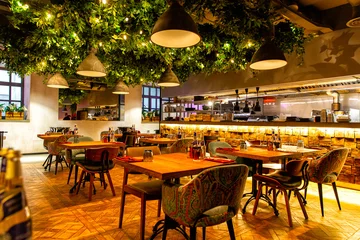 Keuken spatwand met foto Interior of cozy restaurant in the modern style with open kitchen © ArtEvent ET