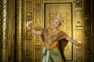 Obraz premium Pantomime (Khon) is traditional Thai classic masked play enacting scenes from the Ramayana with a backdrop of Thai paintings in a public place at Wat Phra Khao, Ayutthaya province, Thailand