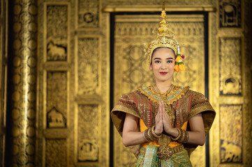 Obraz premium Pantomime (Khon) is traditional Thai classic masked play enacting scenes from the Ramayana with a backdrop of Thai paintings in a public place at Wat Phra Khao, Ayutthaya province, Thailand