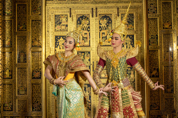 Obraz premium Pantomime (Khon) is traditional Thai classic masked play enacting scenes from the Ramayana with a backdrop of Thai paintings in a public place at Wat Phra Khao, Ayutthaya province, Thailand