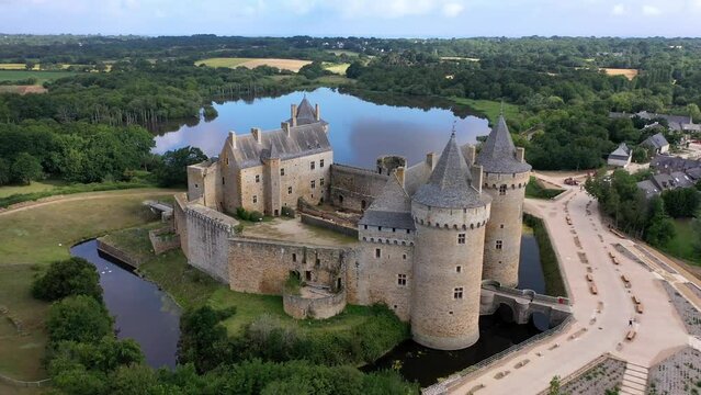 Drohnenaufnahmen, Drohnenflug um die historische mittelalterliche Burg, Festung Suscinio mit Blick auf den See und die Küste zum atlantischen Ozean, Departement Morbihan, Bretagne, Frankreich