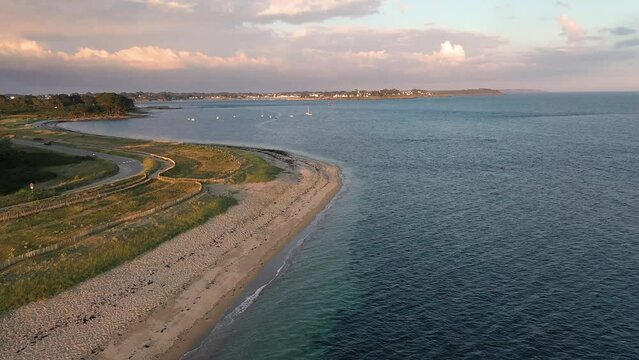 Drohnenaufnahme, Drohnenflug entlang der K&uuml;ste, Strand, vom atlantischen Ozean zum Hafen Port Navalo in Arzon im Abendlicht, Segelbooten, Departement Morbihan, Bretagne, Frankreich