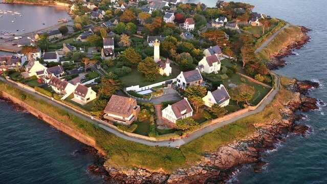 Drohnenaufnahme, Drohnenflug entlang der K&uuml;ste, Strand, vom atlantischen Ozean zum Hafen Port Navalo in Arzon im Abendlicht, Yachthafen mit Segelbooten, Departement Morbihan, Bretagne, Frankreich