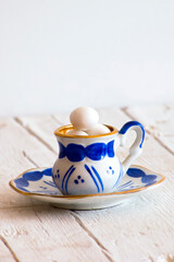 Tacita vintage rellena de huevos de pascua