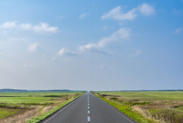 果てしなく続く直線道路  北海道猿払村 エヌサカ線
