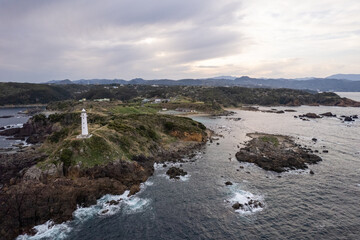 曇天の夕暮れの岬と灯台