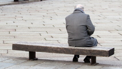 Anziano solitario seduto su una panchina - Depressione e solitudine