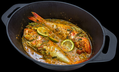 Cari de poissons rouges dans une marmite créole, cuisine gastronomique de l’île de la Réunion 