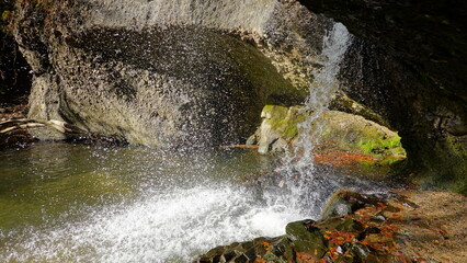茨城県大子町のパワースポット「月待の滝」の紅葉(滝裏から)　6067