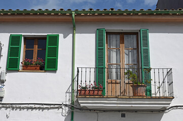 Fenster und Balkon auf Mallorca mit grünen Läden