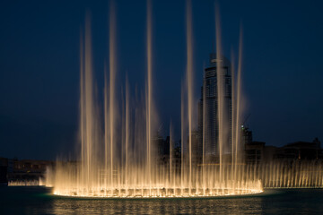 Fototapeta na wymiar Wasserspiele am Burj Khalifa in Dubai
