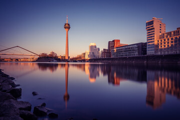 Düsseldorfer Skyline , Sonnenuntergang im Medienhafen