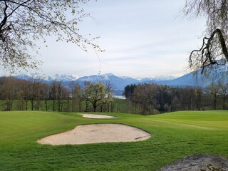Golfplatz Luzern mit Blick auf die Alpen (Frühling)
