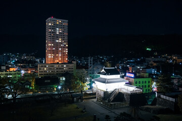 Obraz premium 山梨県甲府市 甲府城跡から眺める甲府市の夜景とライトアップされた稲荷櫓