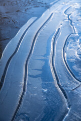 Eisstrukturen auf einer Pfütze