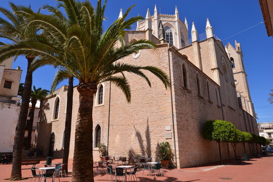 Palmen vor einer Kirche in benissa