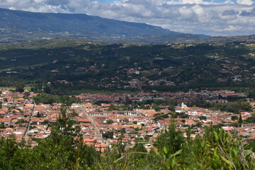 Fototapeta na wymiar Vista de un pueblo desde la montaña