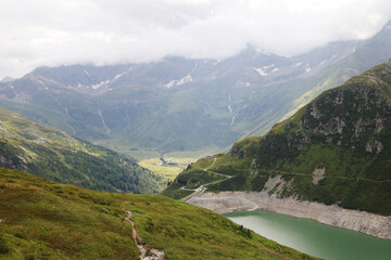 Naklejka premium Unterer Bockhart lake in Sportgastein, Austria