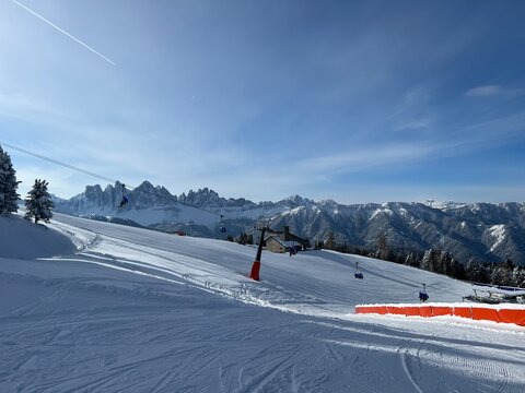 Verschneite Skipiste im Winter