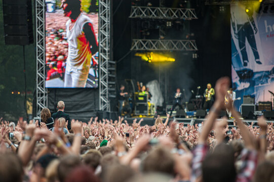 Gothenburg, Sweden - August 14 2010: H&aring;kan Hellstr&ouml;m performing in Slottsskogen.