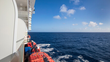 Obraz premium Seitenansicht eines Kreuzfahrtschiffes im Hintergrund das blaue Meer und blauer Himmel.