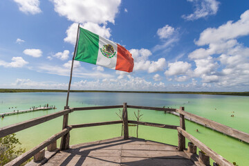 Bandera de México en el contexto del hermoso paisaje marino. - obrazy, fototapety, plakaty