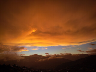 Atardecer de colores y nublado