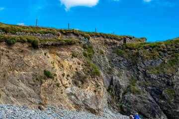 Steilküste in Irland - Felsen im Wasser