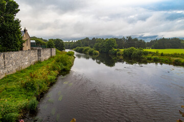 Fototapeta na wymiar Fluss mit Steinstrand durch Mallow in Irland - Luftbild